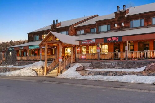 Cozy 2-Bed Mountain Condo with Stunning Views & Private Patio