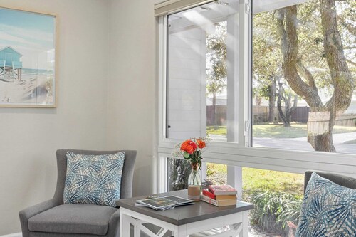 Pelican Retreat by Avantstay 5 Mins TO Beach Pet Friendly w/ Pool & Bbq!