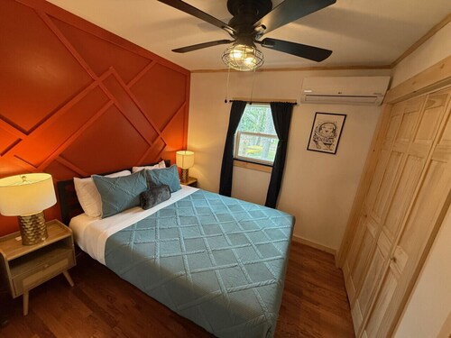 Wally`s Cabin|New|Hot Tub|Kayaks|Firepit|Fireplace