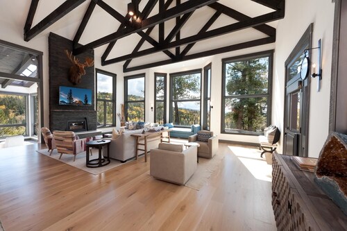 Luxury Modern Mountain Home w/ Amazing Lake & Mountain Views. 2 Miles to Purg