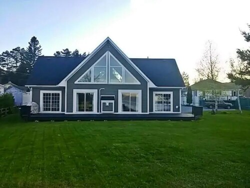 Spacious Chalet on Breathtaking Humber River