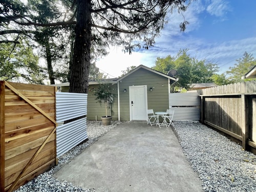 Adorable Cottage in downtown Middletown - Close to Harbin Hot Springs!