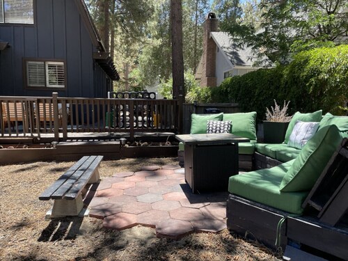 Charming Cabin | Kid & Pet Friendly, Wood Burning Fireplace