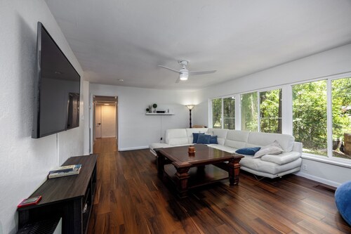 Picturesque, Bright & Comfy ~ Near Ben Hill Stadium & UF Campus ~ Porch ~Parking