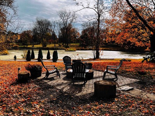 LAKEHOUSE/HOT TUB/8 MILES TO DOWNTOWN/ON 60 ACRES