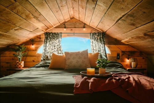 Cowboy Bunkhouse hot tub/lake/farm/nature