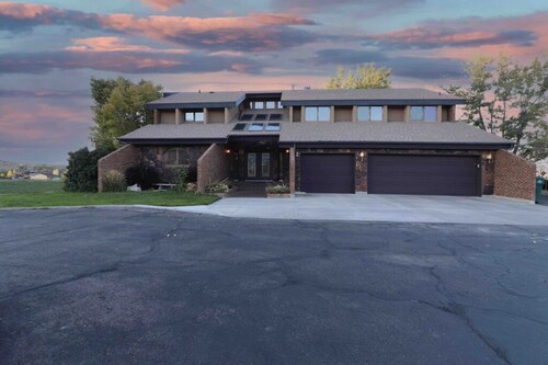 Secluded gorgeous home. Sleeps 20+. New hot tub.