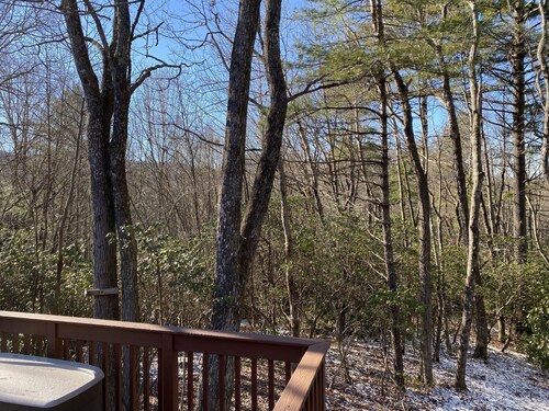 Wolf Ridge Retreat. Comfortable, peaceful retreat in the Blue Ridge Mountains