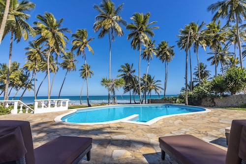 Las Canas Beach Retreat