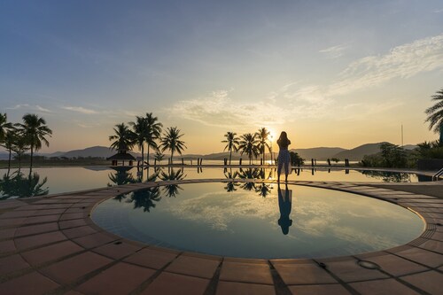 Kaengkrachan Boathouse Paradise Resort