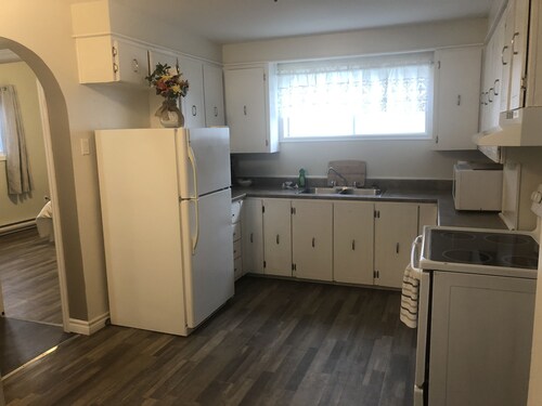 3 Bedroom, air conditioned private home, bbq, fire pit,large backyard &driveway