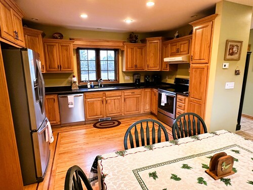 Deer Haven Lodge on 16 acres with mountain views and fireplace