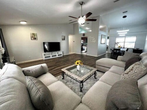 Hidden Gem- stylish 3BR house w/heated pool