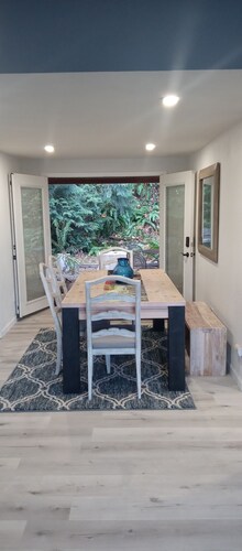 Contemporary 3bedroom / 2 bathroom house close to UO