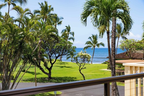 Tropical Oasis, Oceanview, new remodel, 3 bed, 3 bath, w AC, pool.