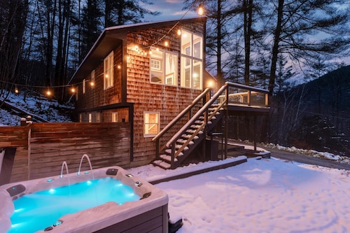 Minutes to Skiing/Hot Tub/Arcades