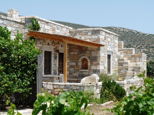 Stone-built houses Azalas, very quiet, directly by the beach, with fireplace