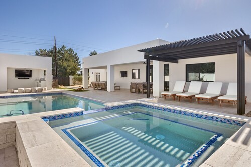 Luxury Resort—Heated Pool, Spa & Putting Green