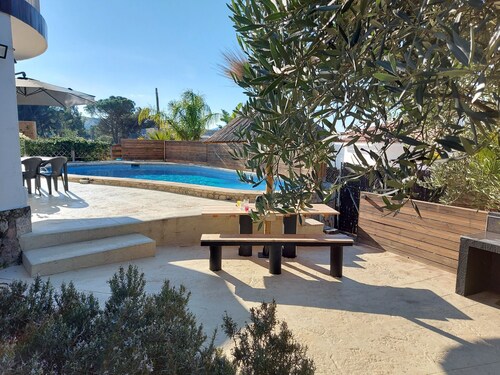 Moderne villa met prachtig uitzicht en zwembad.