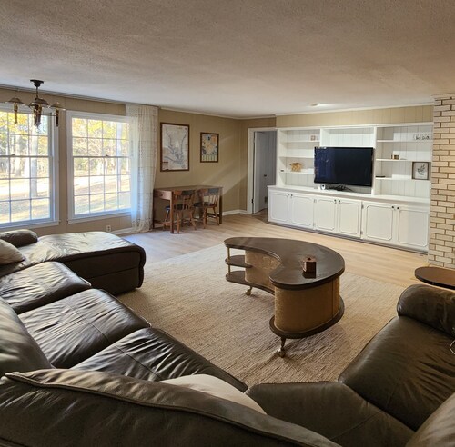 Relax with the whole family at this peaceful stay on the Broad River.