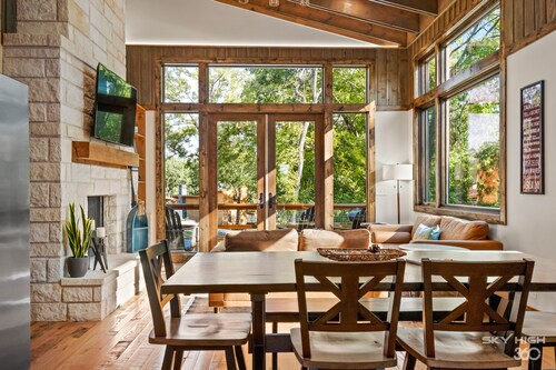 Twin Retreat Cabin #2, Hot Tub, Near Battlefield Golf Course & Shangri La Resort