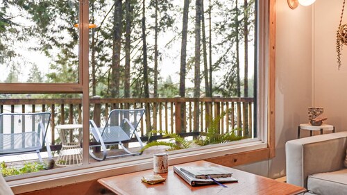 Cozy Lakeside Cabin with Modern Amenities