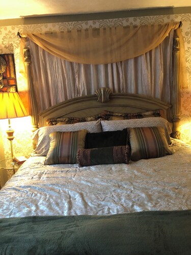Charming 3 bedrm home 12 mins to the USA border & 26 mins to Writing on Stone.
