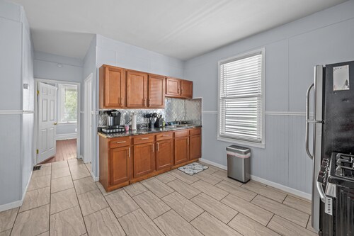 Sunny South City Haven: 2BR Getaway