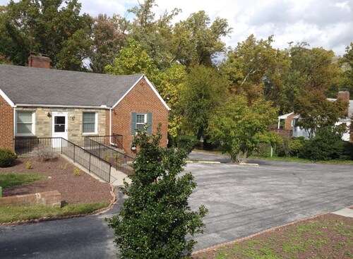 Sunlight floor apartment in a house w/private parking near Washington DC
