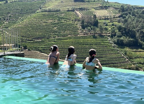 Detached house in the Douro with stunning river and mountain views