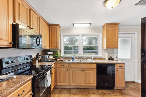 3 Queen Beds, 2 min to Fairgrounds, Fenced Yard