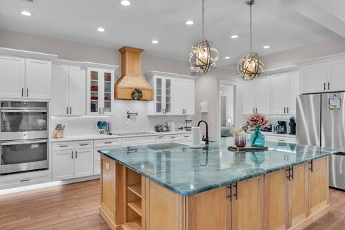 Luxury 5BR Pool Home w/ Outdoor Kitchen, Firepit & Pet-Friendly Yard – The Perfect Lakeland Escape!