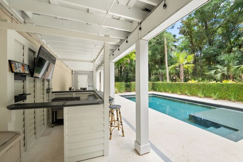 Beautiful 6BR/6BA Home w/ Resort Style Pool, Cabana Bar and Guest House!