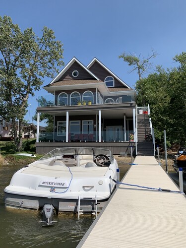 Beautiful Lakefront Luxury Home at Lake Metigoshe, Canada