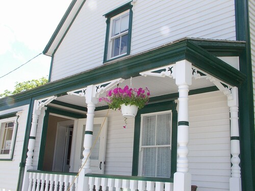 Remodeled Heritage Home in centre of town w/firepit