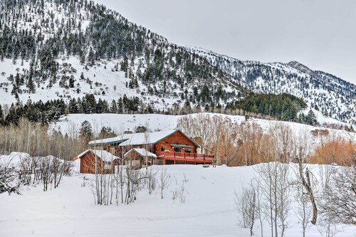 Charming Bedford Cabin w/ Private Hot Tub!