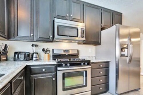 CONTEMPORARY & MODERN 5-BEDROOM HAVEN W/POOL