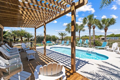 An Island Breeze:  Private Pool, Hot Tub, Pet Friendly, Arcade Games