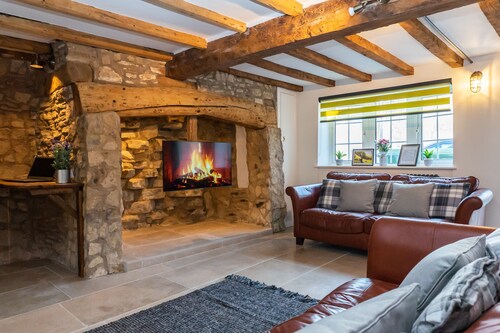 Stunning 4 Bed Sleeps 8 Cottage Parking