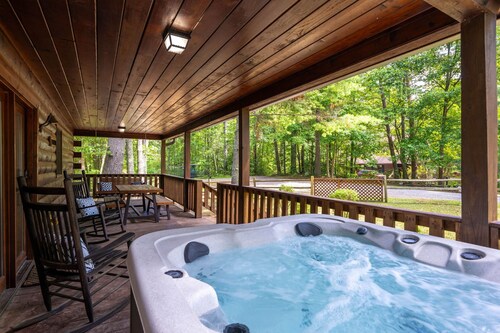 3.5 miles to Blue Ridge + Hot Tub + Shuffleboard + Fire Pit