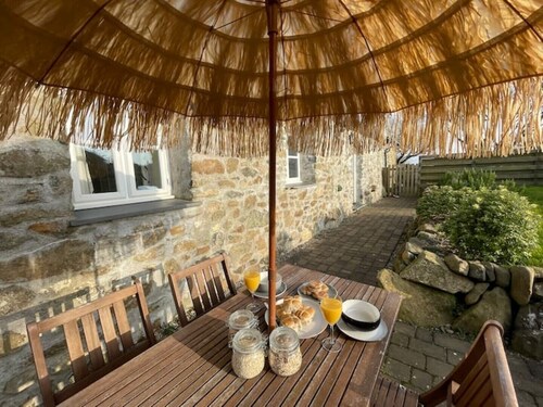 Stylish, family friendly Pembrokeshire Bluestone Barn in idyllic coastal setting