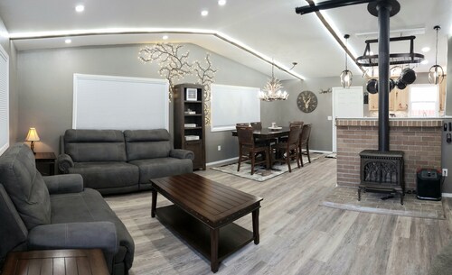 Caribou Flat: No stairs! 2 Baths, Theater, Bar, Firepit, Gazebo 
 & Yard!