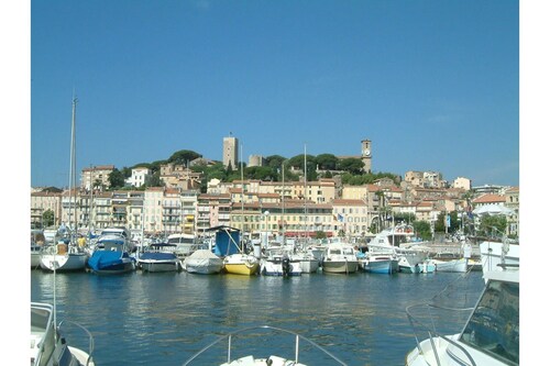Superbe vue mer, 3 piÚces climatisé, centre ville historique, 200m des plages.