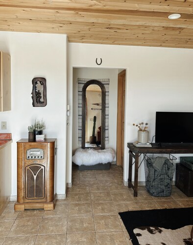 Couples getaway in cozy casita! Taos mountain Views!