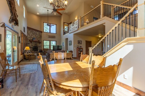 Secluded cabin on 6 acres- wood fireplace- sleeps 11