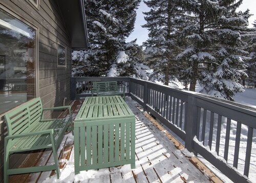 New! Updated Townhome | 20 Min Shuttle Ride to Skiing | Shuttle Stop Nearby