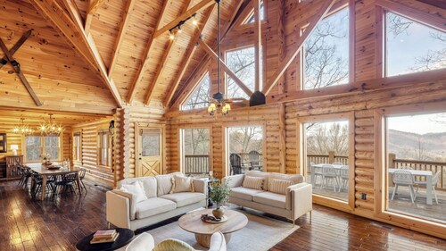 Leyland by Avantstay Cabin Mansion w/ Views