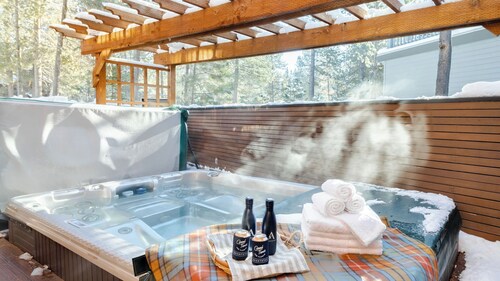 Base Camp by Avantstay Magical Cabin w/ Sauna, Hot Tub & Close to Snow & Golf