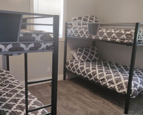 North Shore Oasis - 5 minutes from the lake!