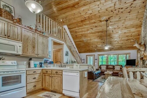 Relaxing Helen, Ga Cabin Min from Helen, Sleeps 12 with Hot Tub & Firepit!